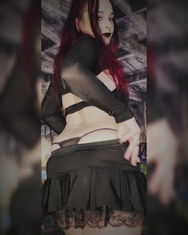 Does Daddy like naughty goth girls? : video clip