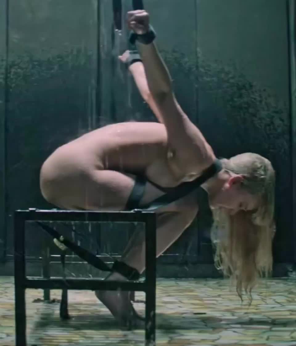Jennifer Lawrence naked interrogation in "Red Sparrow" : video clip