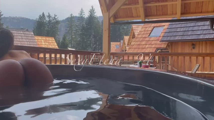 Would you join me in the hot tub ? : video clip