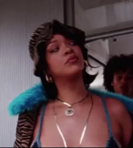 Rihanna tits are underrated : video clip