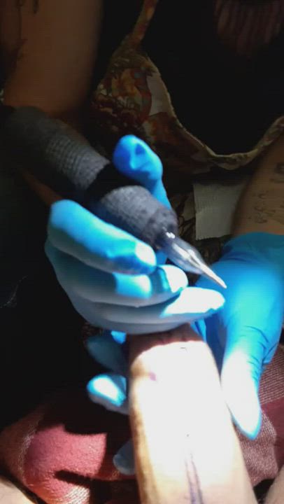 She sucked of a client while tattooing him : video clip