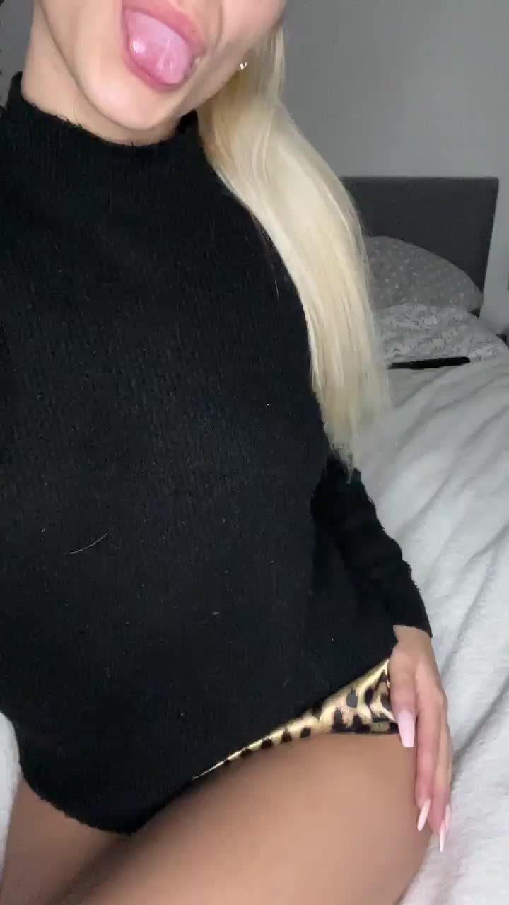 18, shy and super flat so please don't be mean : video clip