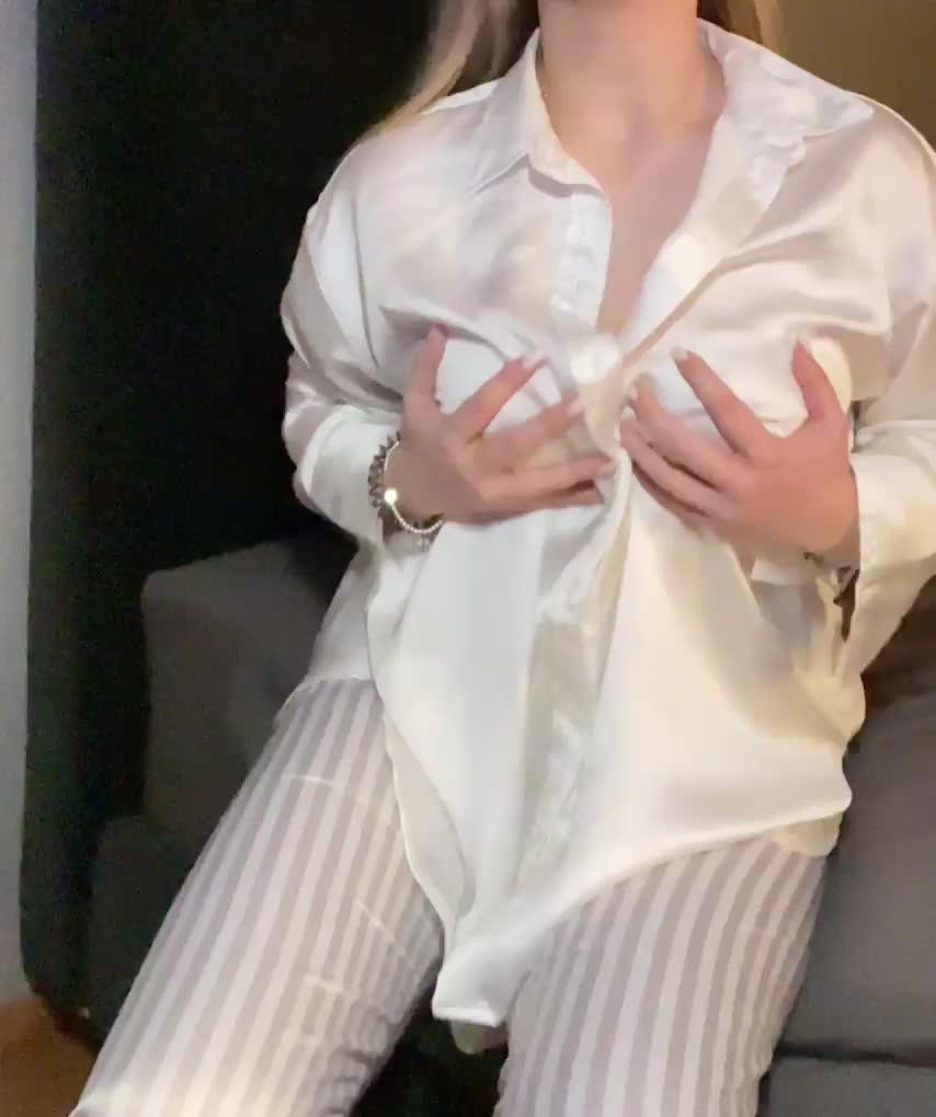 19, mid boobs, a little bit shy …dont be mean🥰 : video clip