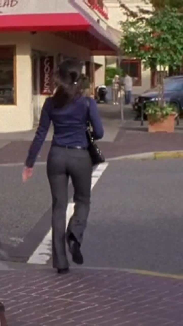 Milena Govich walking away (Psych S3E12) : video clip