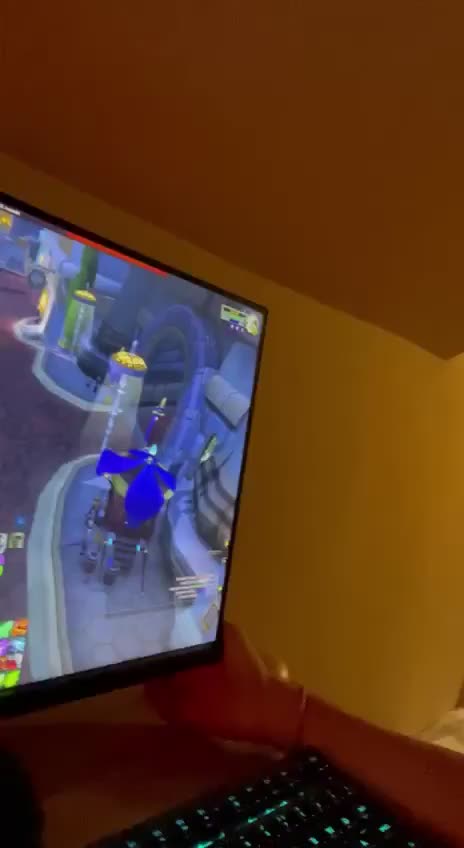 Are older men into 19yo gamer girls ? : video clip