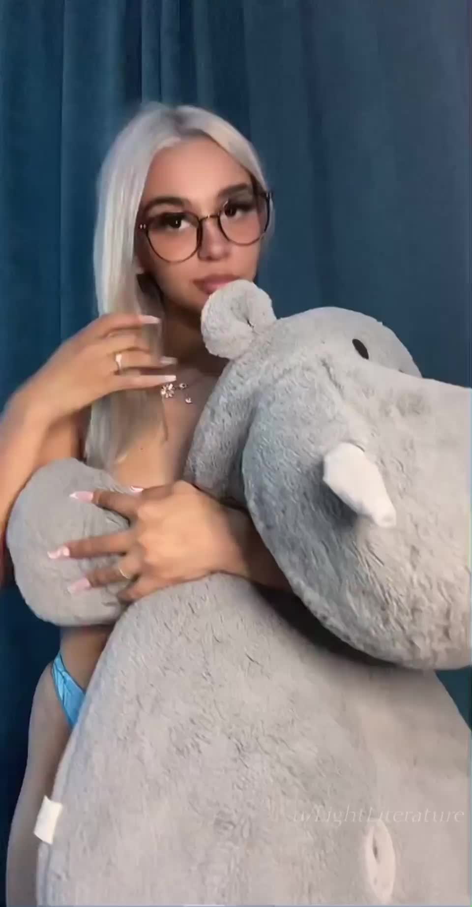 Would you fuck an 18 year old Latina? : video clip