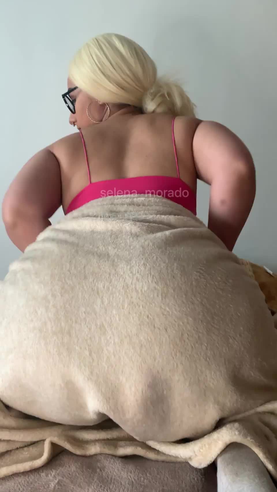 Ass reveal is divine : video clip