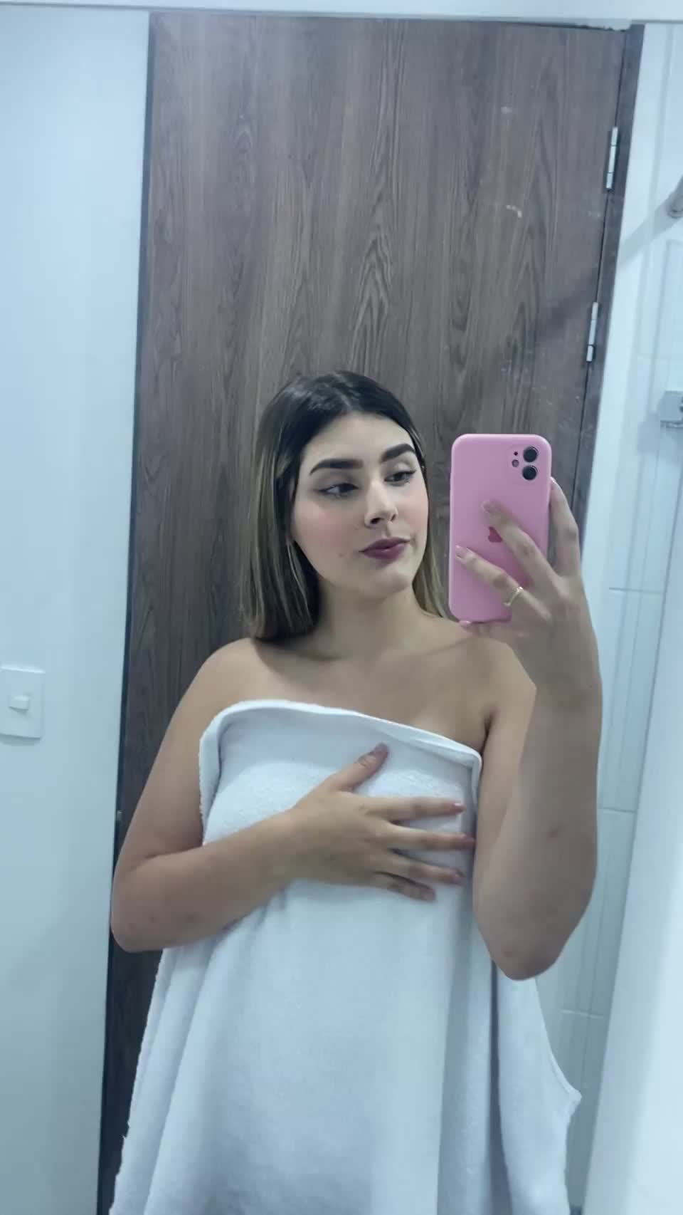 Oopsie I accidentally dropped that towel [GIF] : video clip