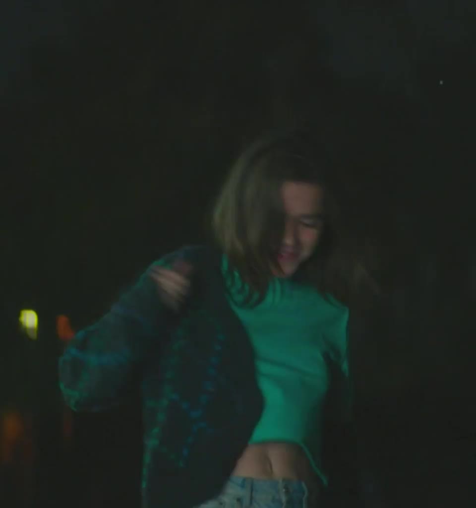 Kiernan Shipka in ‘Wildflower’ : video clip