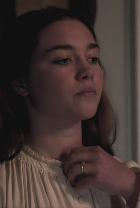 Florence Pugh getting naked : video clip