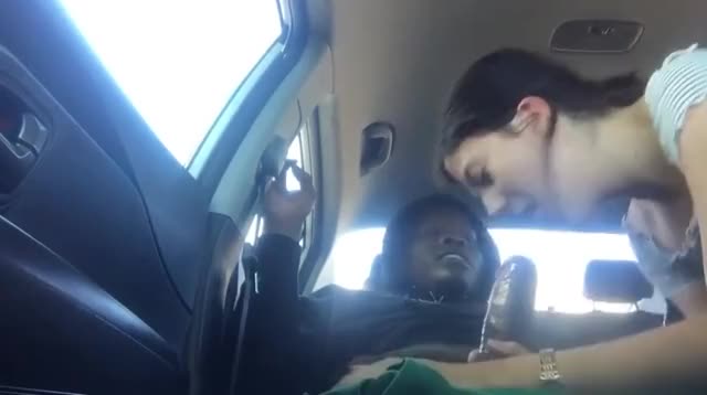 Sucking that big fat cock on the backseat : video clip