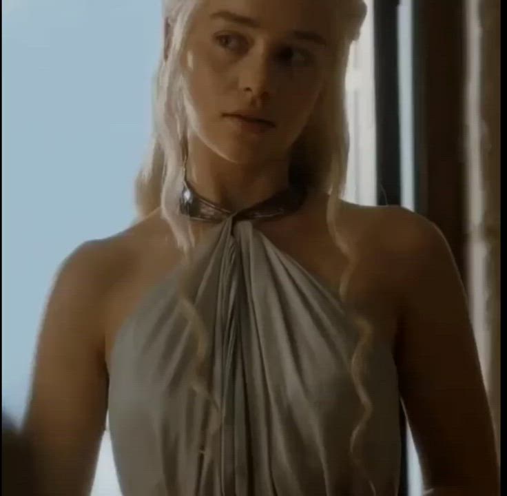 Emilia Clarke horny expression before getting fucked. : video clip