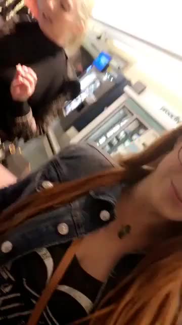 Flashing Tits In The Mall : video clip