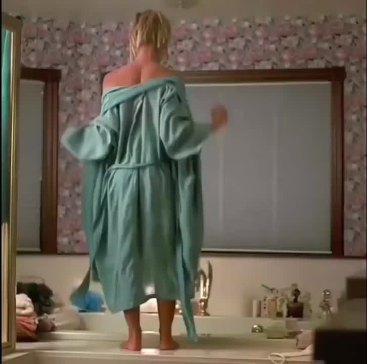 19 year old Jaime Pressly stripping down is still one of the hottest things I’ve ever seen : video clip