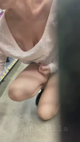 I love flashing my boobs at Walmart! : video clip