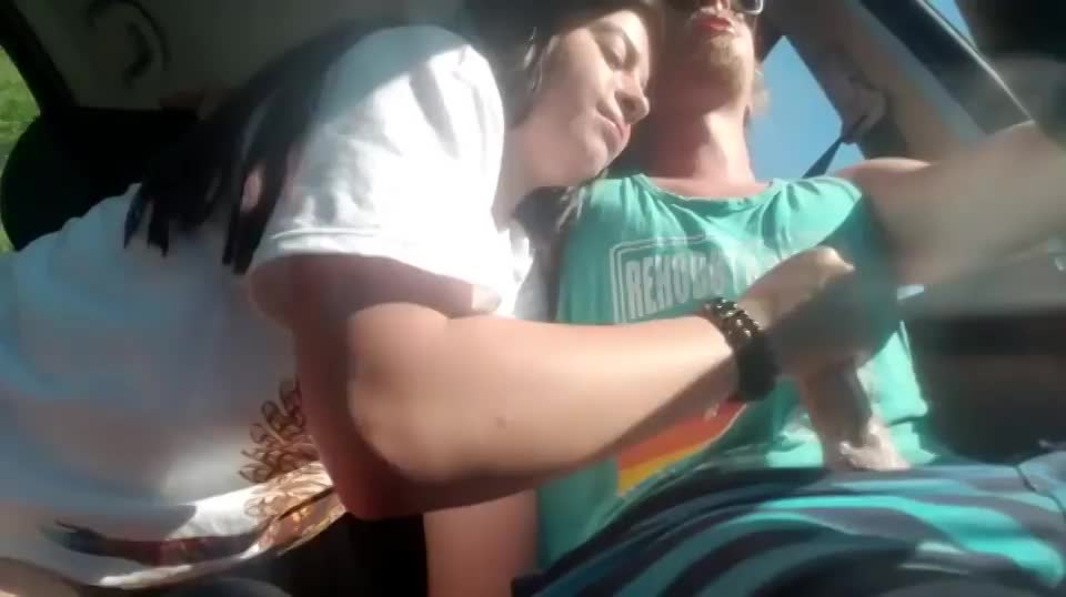 Finishing Him In Her Mouth While He Drives : video clip