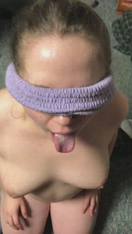 Blindfolded babe takes a cumshot : video clip