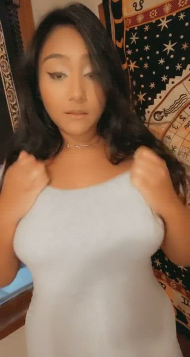 These natural tits could use some cum on them 🥵 : video clip