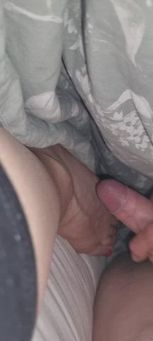 Cumshot on fucking hot feet : video clip