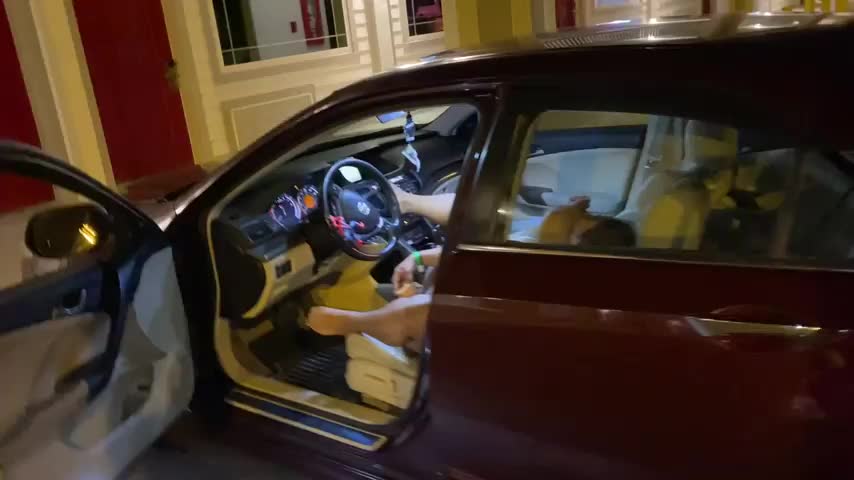 I got caught playing with my Mexicana pussy in a hotel parking lot : video clip