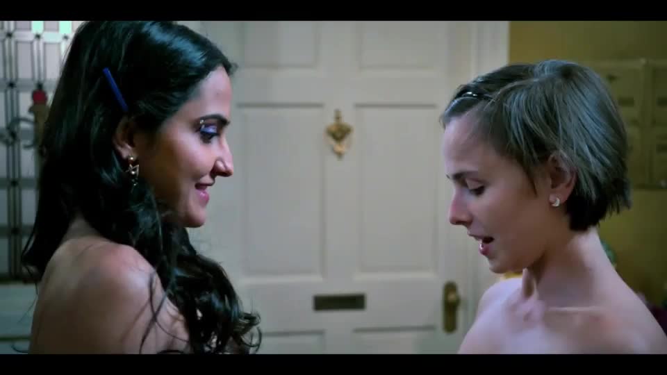 Amrit Kaur & Pauline Chalamet - Sex Lives of College Girls : video clip