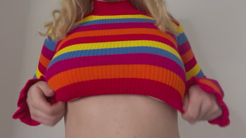 This jumper barely covers my tits ;) : video clip