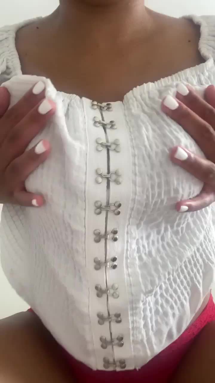 look at my 19 y/o bouncy boobs : video clip