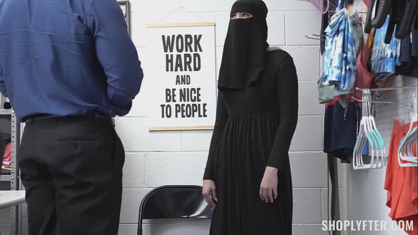 Hijab Thief Delilah Day Shoplifting : video clip