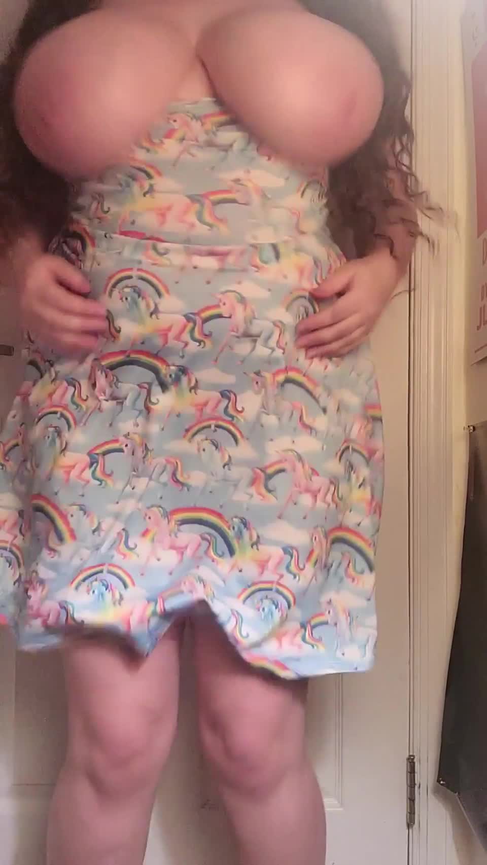 I have the perfect dress for my huge bouncers : video clip