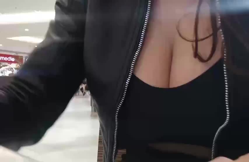 Flashing at the mall [GIF] : video clip