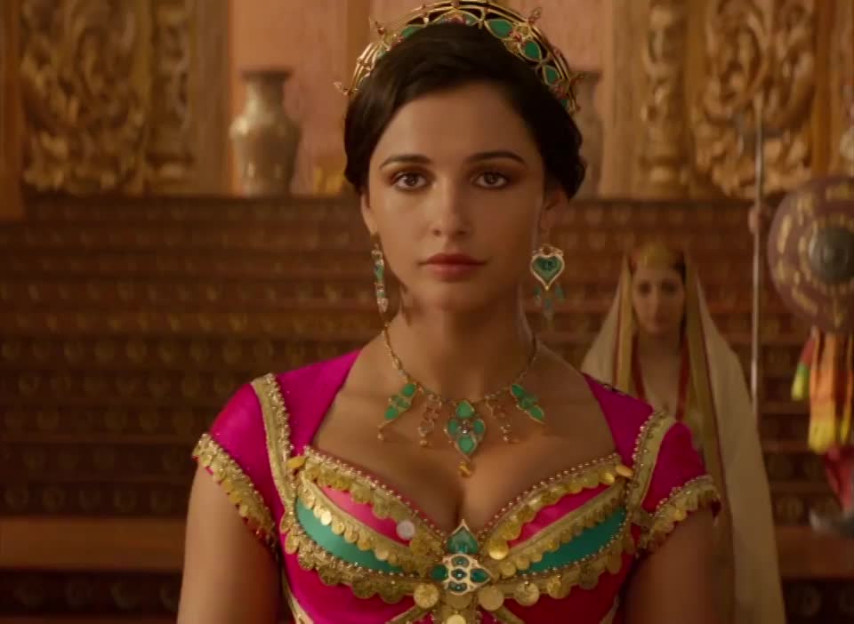 Naomi Scott [Aladdin] : video clip