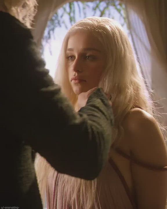 Emilia Clarke (at 23) - Game of Thrones S01E01 (HQ) : video clip