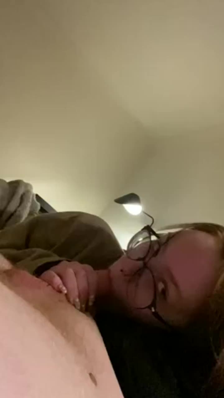 I love being put to work w a dick in my mouth : video clip