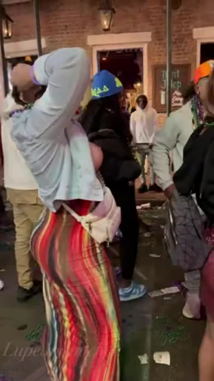 Mardis Gras I hope I didn’t disappoint Day 1 in the French Quarter [GIF] : video clip