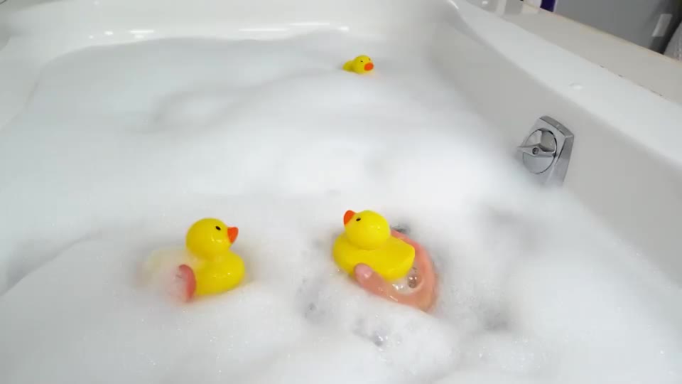 Nothing wrong with sharing a bath! : video clip