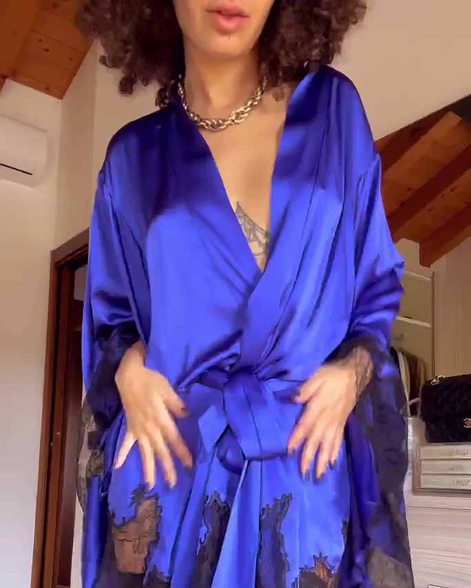 I want to open the door to you coming home from work, and see what you do to me : video clip