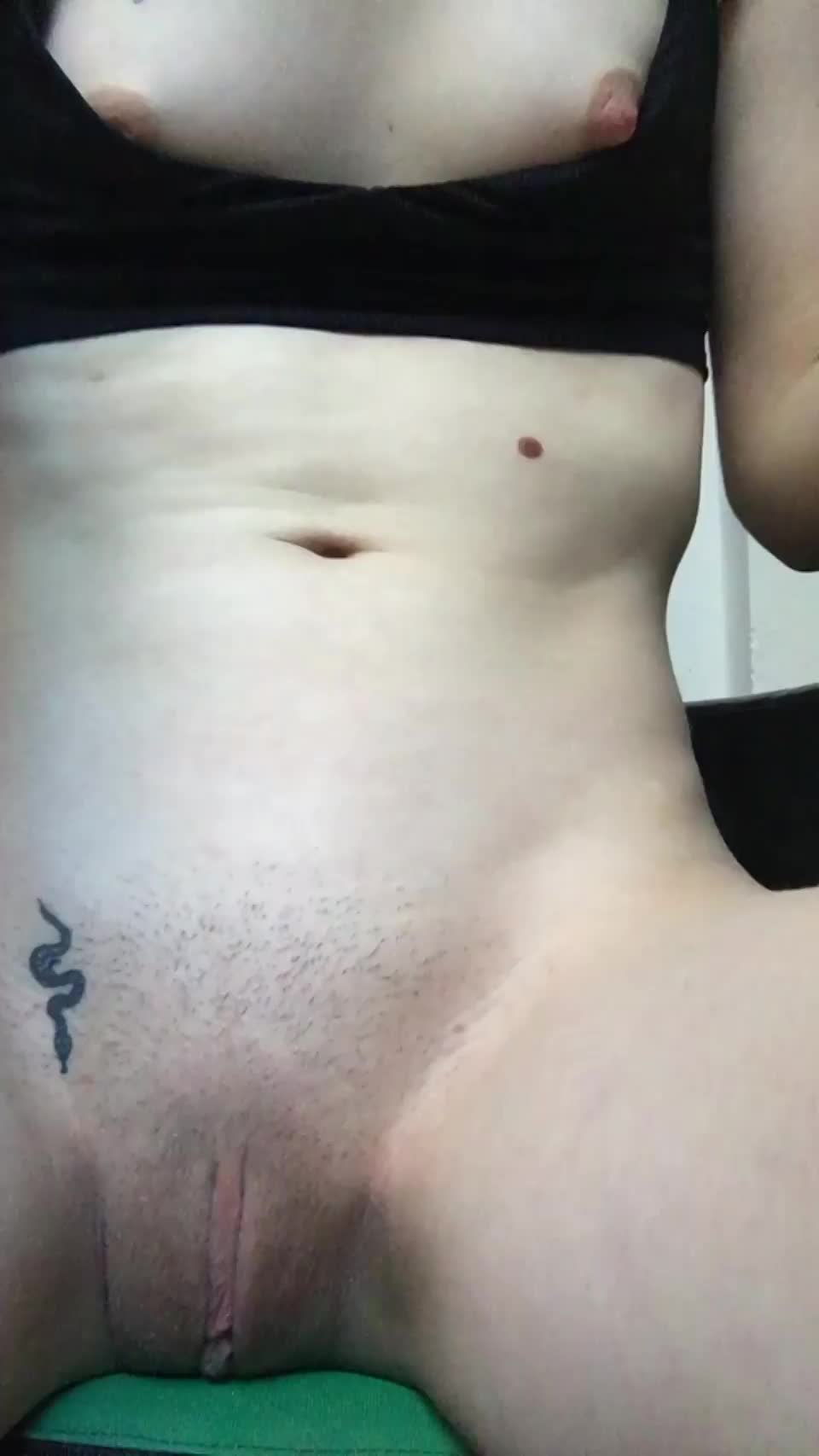 This pretty pink pussy enjoys hard pounding : video clip