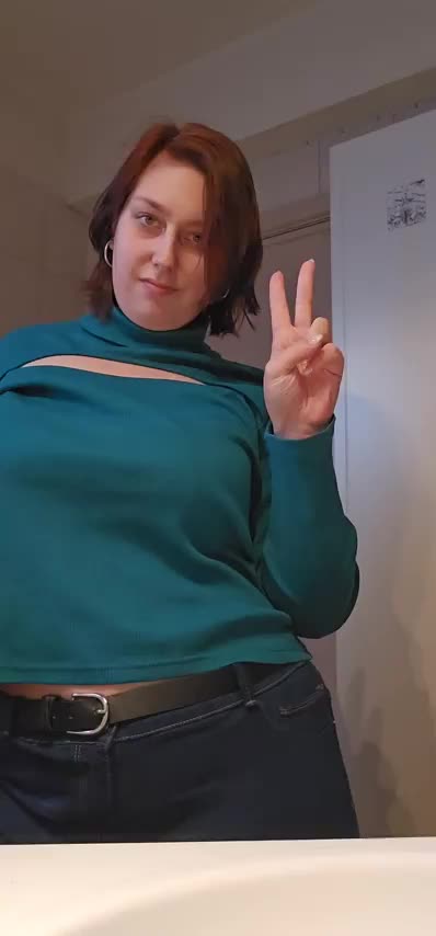 Do i look better in casual clothes or in pink : video clip