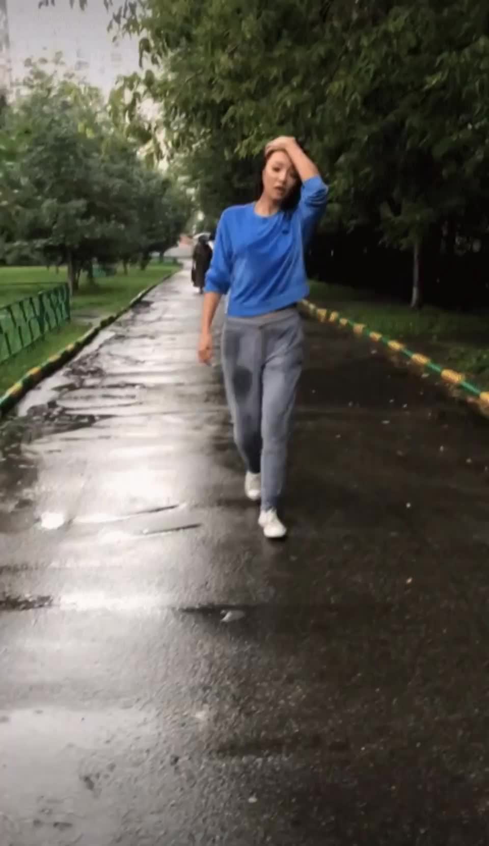 Wet Asian Public Flash : video clip