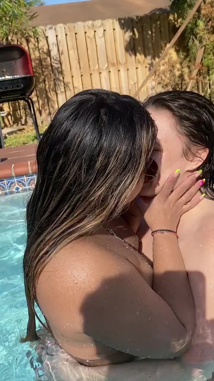 The pool party with my girl friends are crazy : video clip