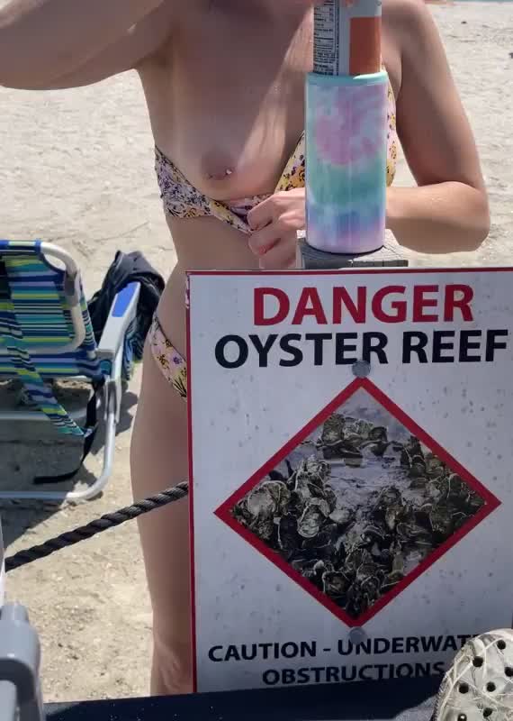 [GIF] checking my tanlines at the beach : video clip