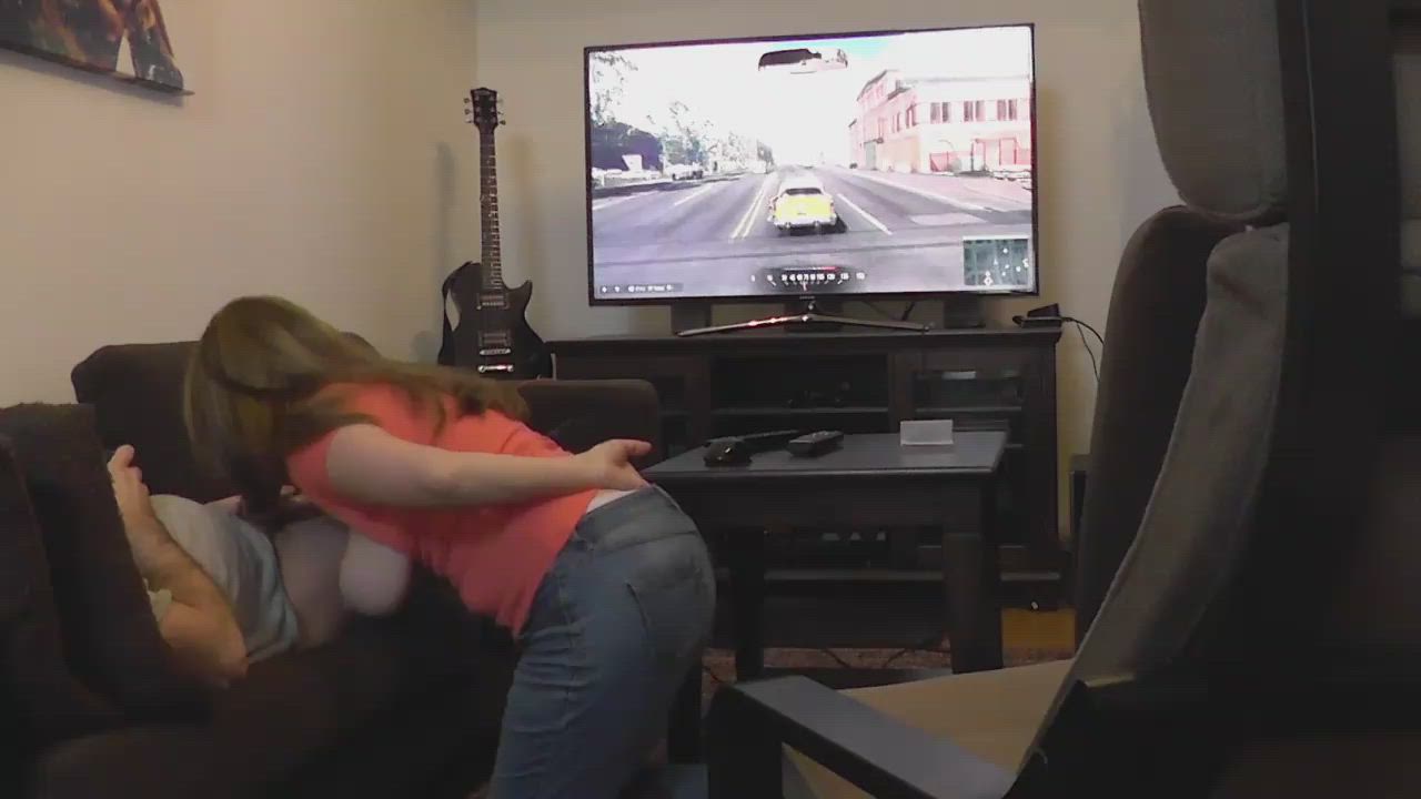 Sucking off my BF while he sucks at playing Mafia III 🕹 : video clip