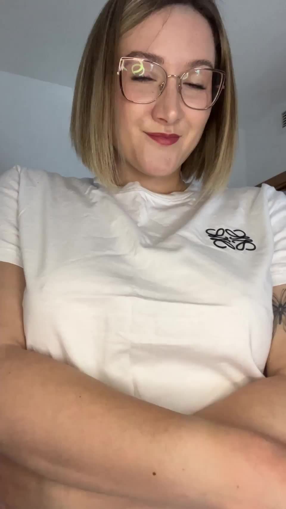 My boobies wants to play with you : video clip