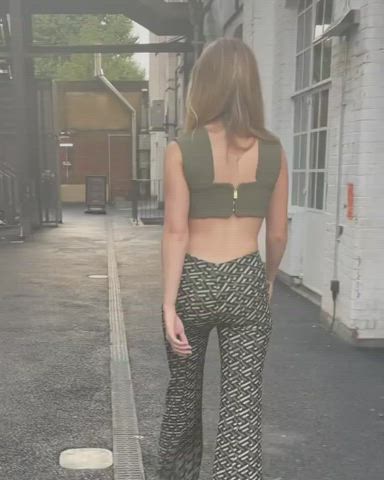 Freya Allan's ass looks great in those tight pants. 😏 : video clip