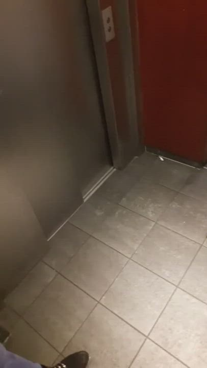 3 Sluts in an Elevator : video clip