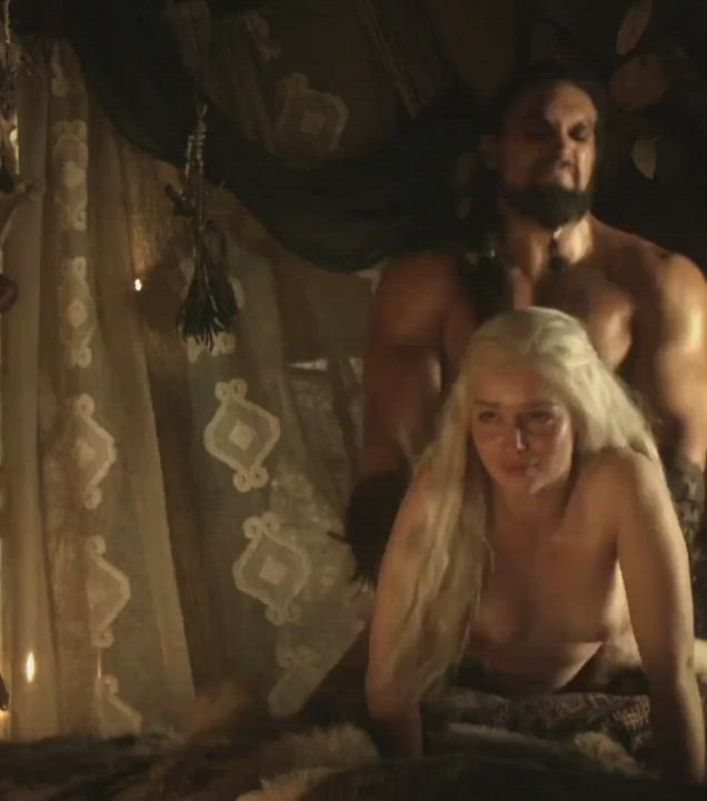 I still can’t decide who I’d rather be in this scene with Emilia Clarke : video clip