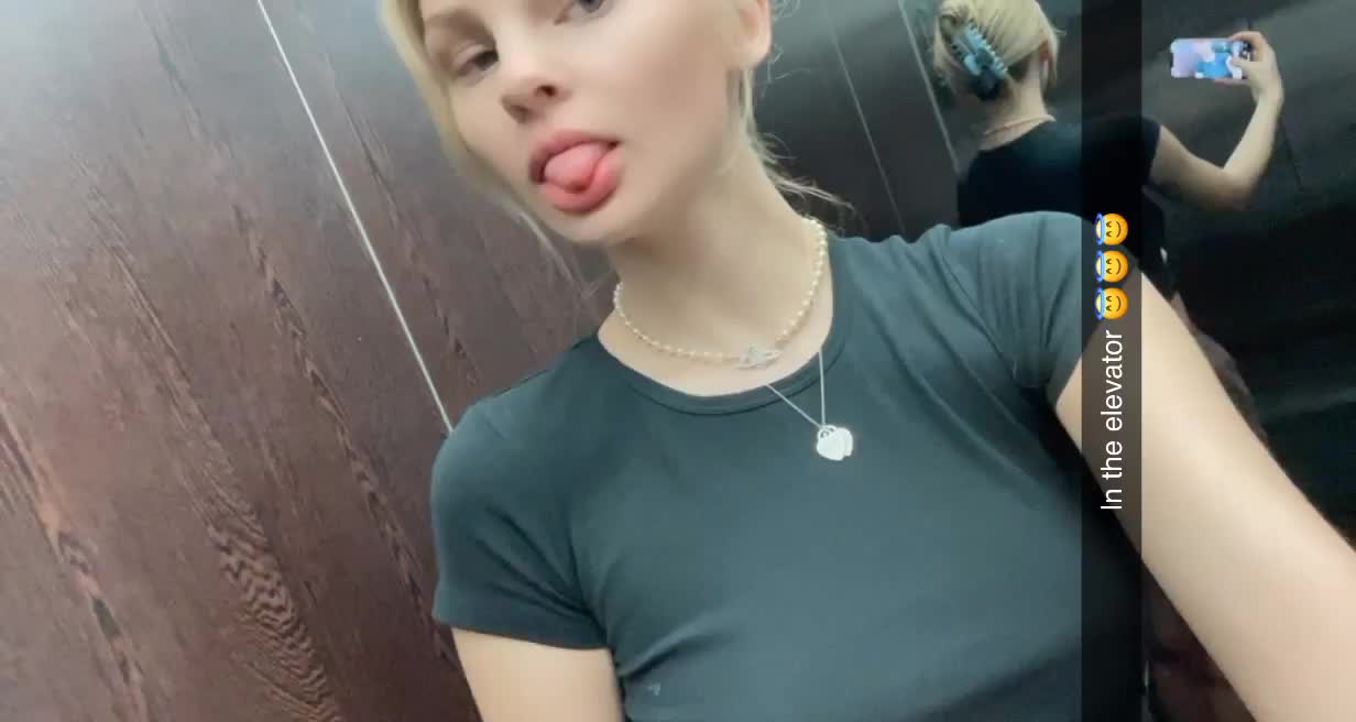 Flashing in the elevator is fun… next I need to fuck someone in there 😇 : video clip