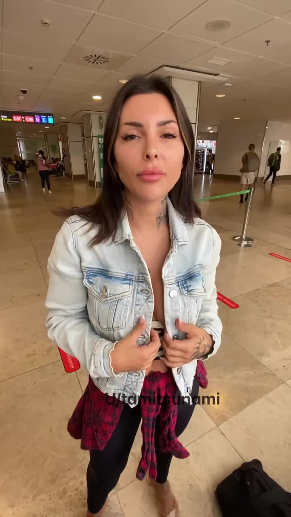 Mom flash at the Airport : video clip