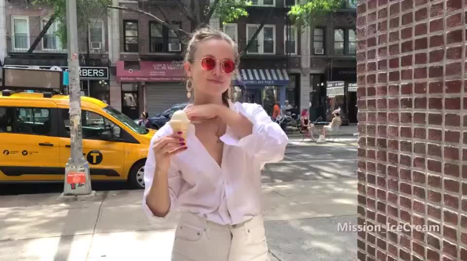 A Little Dessert In Public : video clip