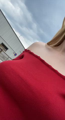 I love bouncing my tits in public : video clip